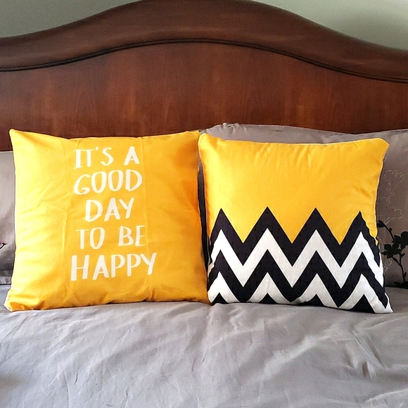 💕SOLD 3/$20 2 Decorative throw Pillows - Picture 1 of 5